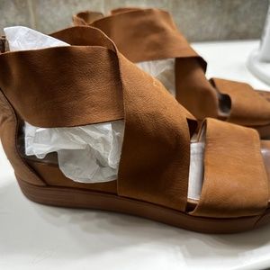 Eileen Fisher camel sandals size 9 EUC